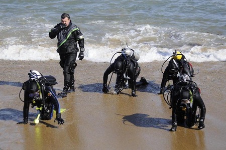Novice scuba divers and instructor