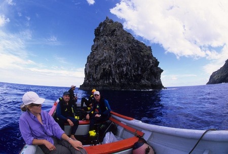 Dive boat with Motu Kao Kao in b.g.